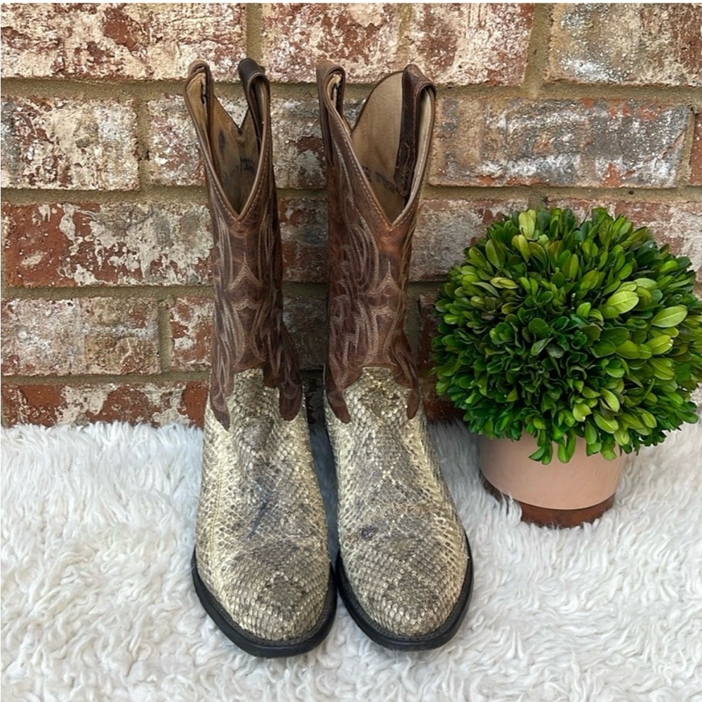 VTG RARE Tony Lama Snakeskin
Diamondback Rattlesnake Round Toe Cowboy Boot Sz. 5